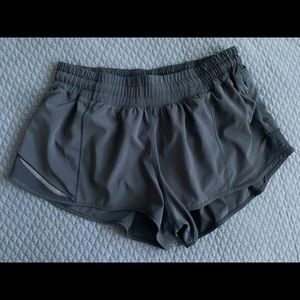 NWOT Hotty Hot LR 2.5” Lululemon shorts in navy, 8